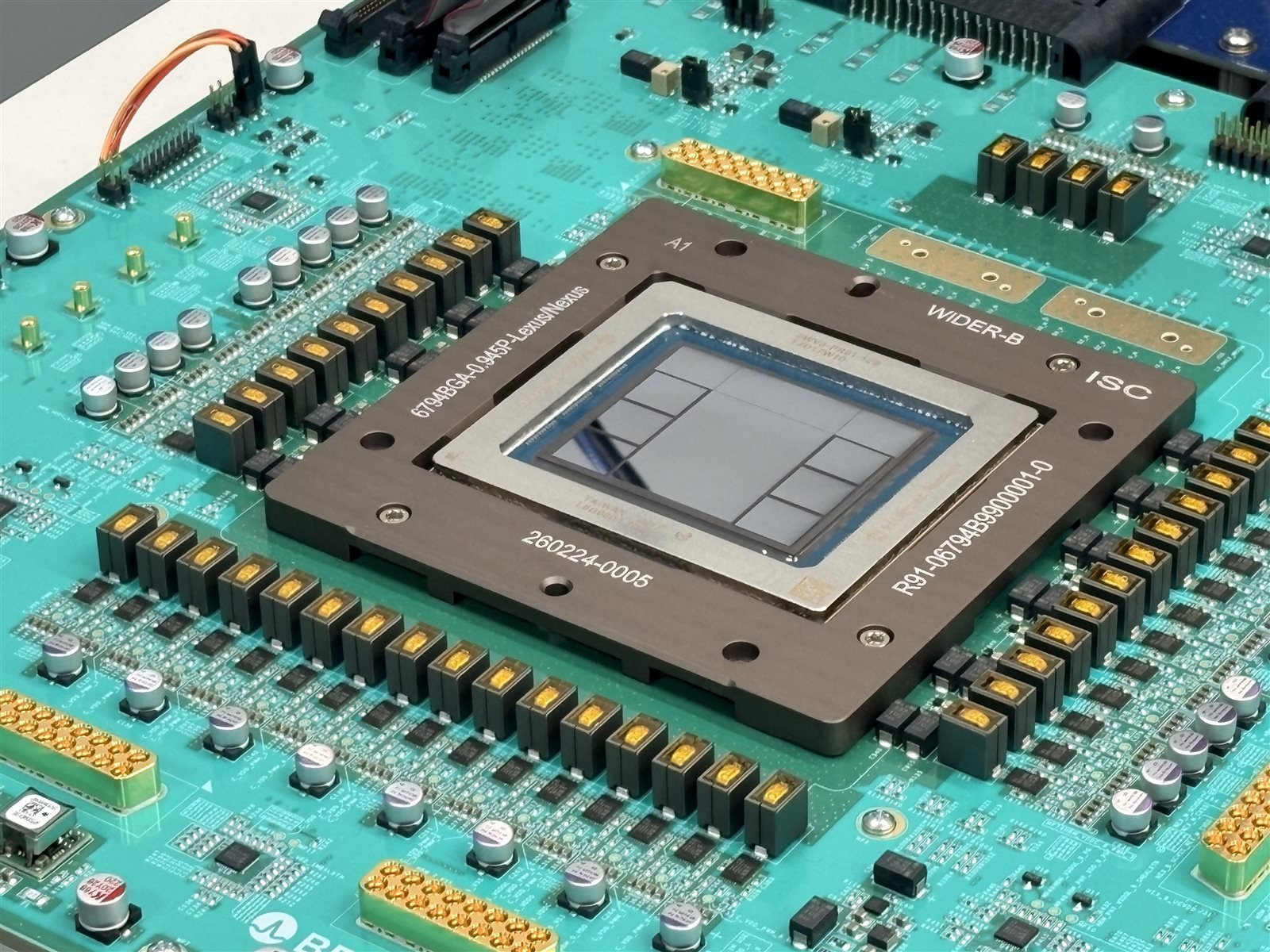 Ảnh cận cảnh chip suy luận Jalapeño trên bảng mạch trong công bố của OpenAI